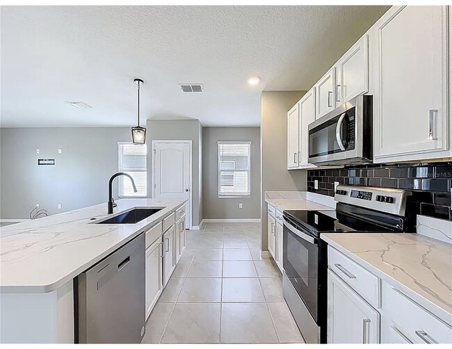 Building Photo - 2553 Shamrock St