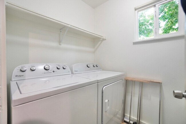 Building Photo - 1117 Mariposa Dr