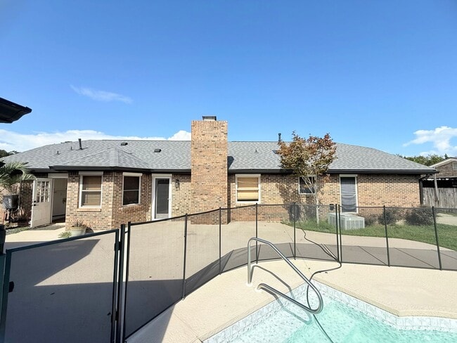 Building Photo - Beautiful 4 Bedroom Pool Home - Scenic Hei...