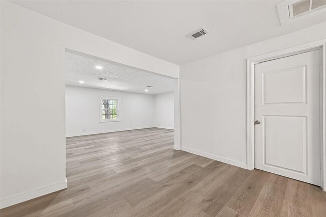 Building Photo - 815 Brooks Ave