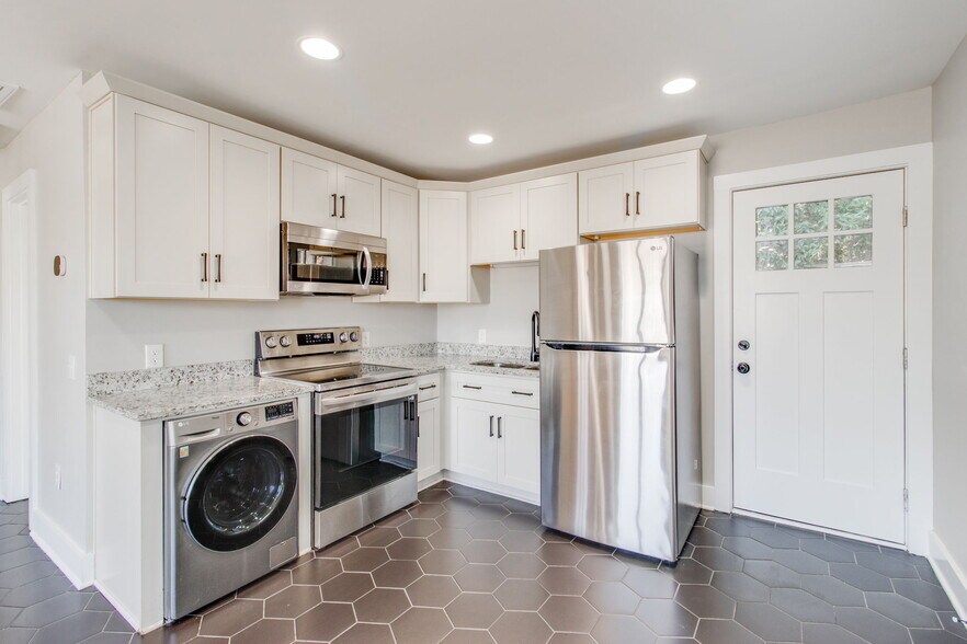 Building Photo - 2311 Bull St