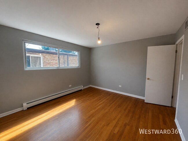 Building Photo - 1624 W Touhy Ave
