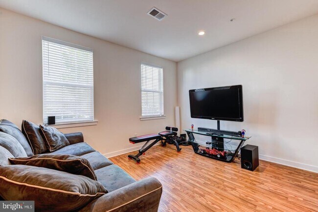 Building Photo - 10 Manchester Dr