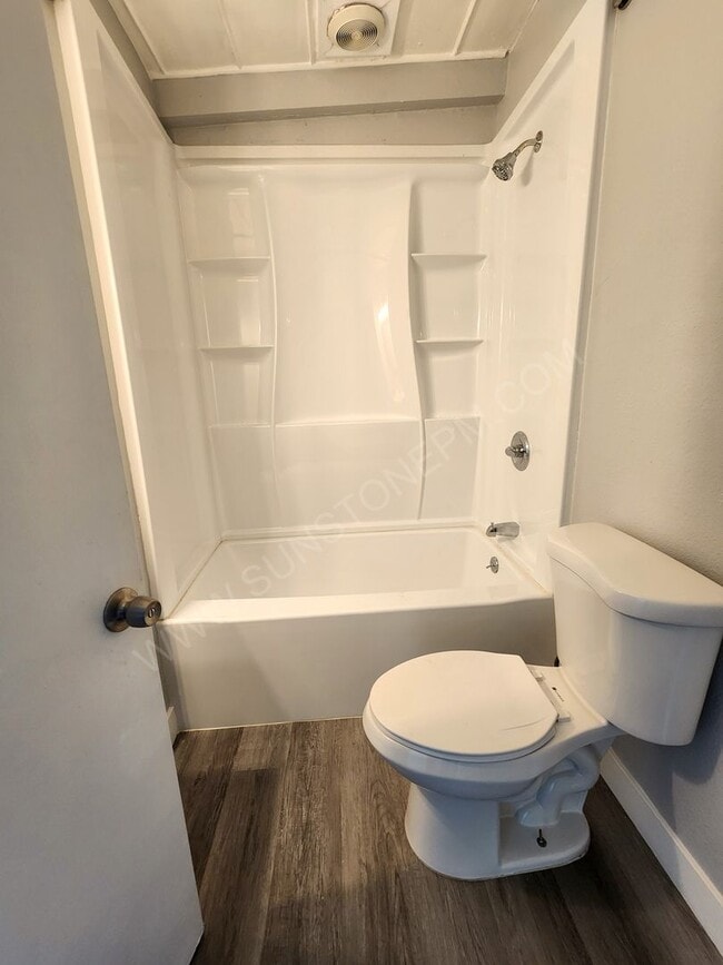 Building Photo - 2 Bedroom, 1 bathroom