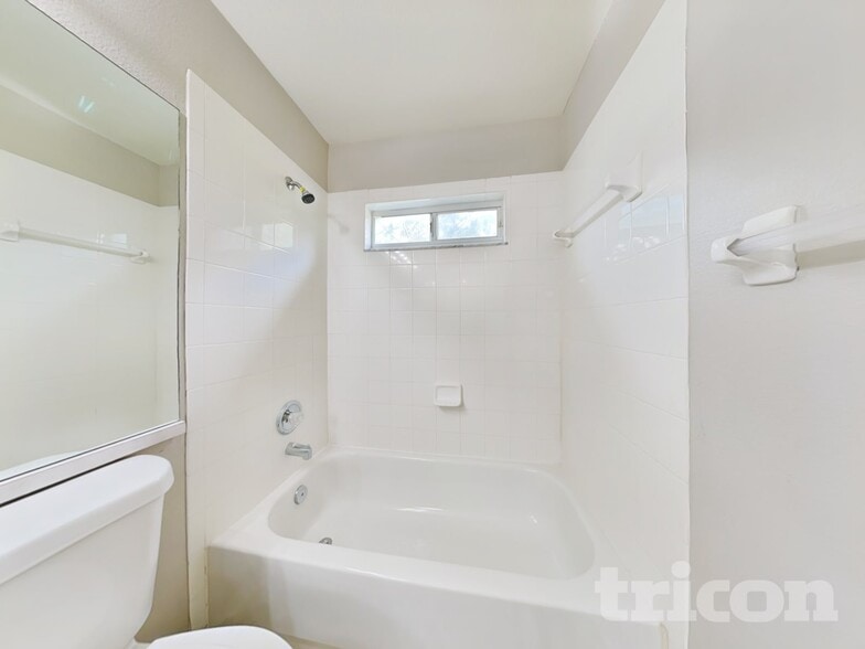 Building Photo - 233 Lakeway Ln