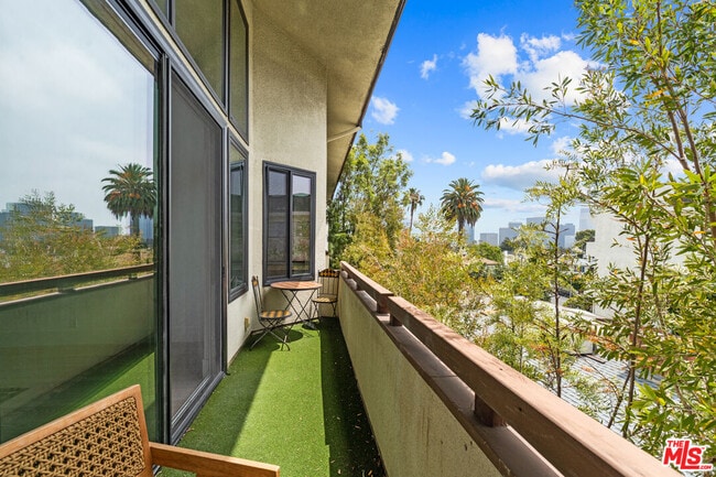 Building Photo - 1277 S Beverly Glen Blvd