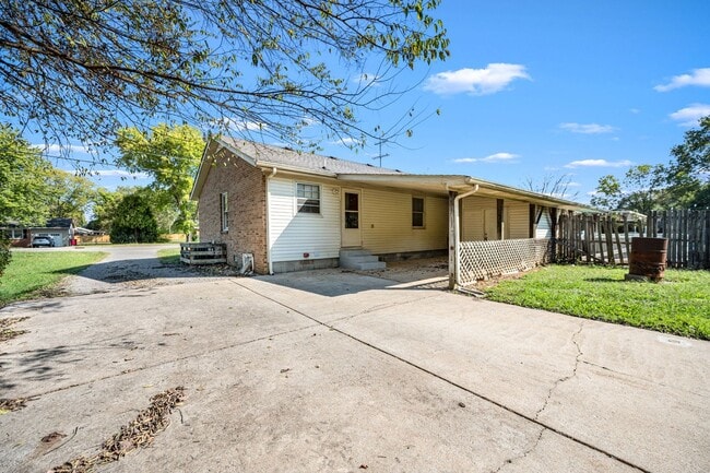 Building Photo - 2 Bedroom 1 Bath located on Veterans Parkw...