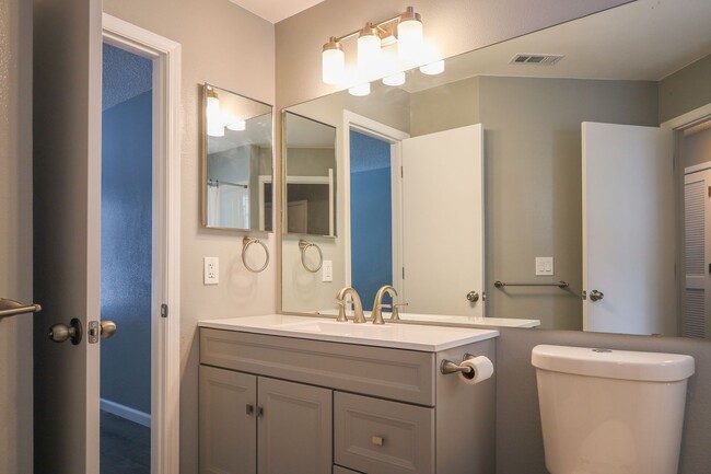 Building Photo - Beautiful Remodeled Condo near Palmer Park