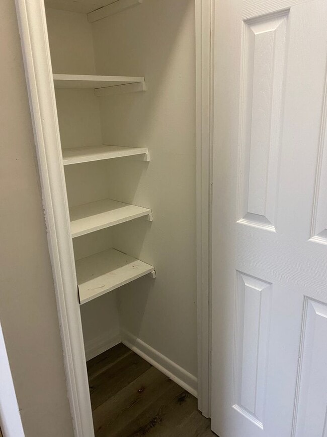 Building Photo - Beautiful 4 Bedroom, 2 Bath House Convenie...