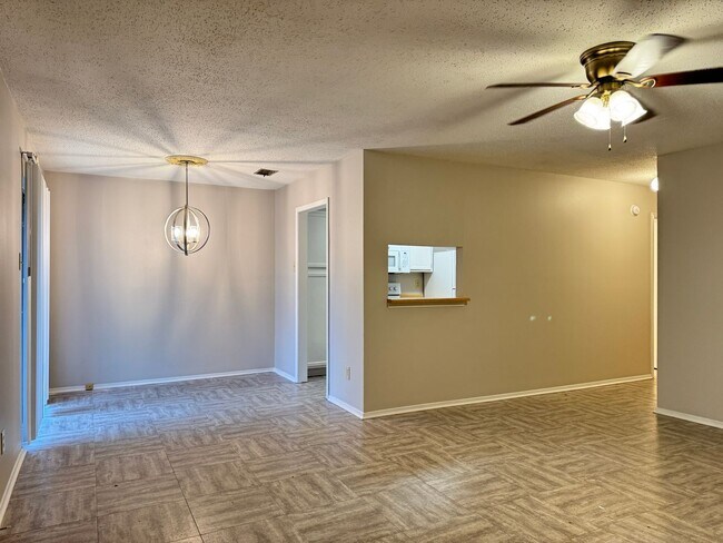 Building Photo - 400 South Town #105 - 2 bedroom Condo -POO...