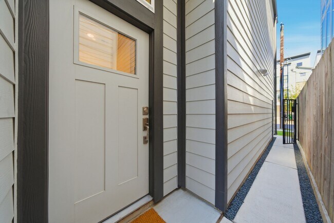 Building Photo - 1807 Bingham St