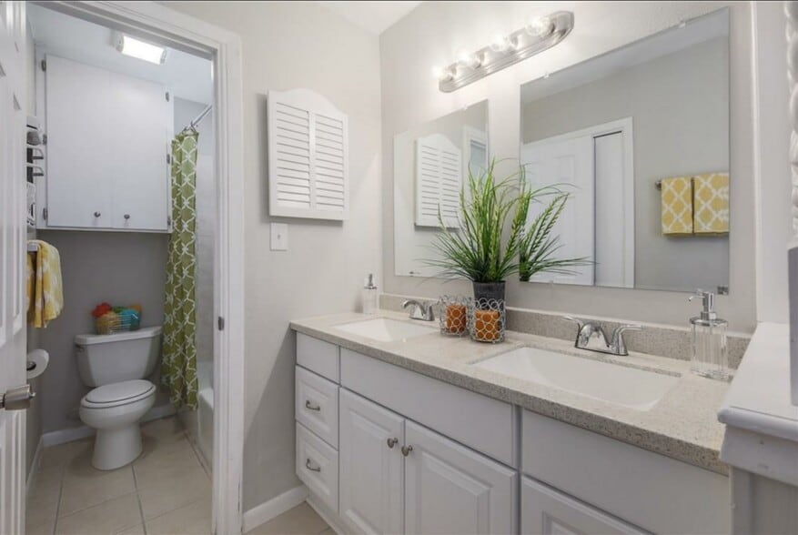 Private Bathroom - 10608 Georgian Dr