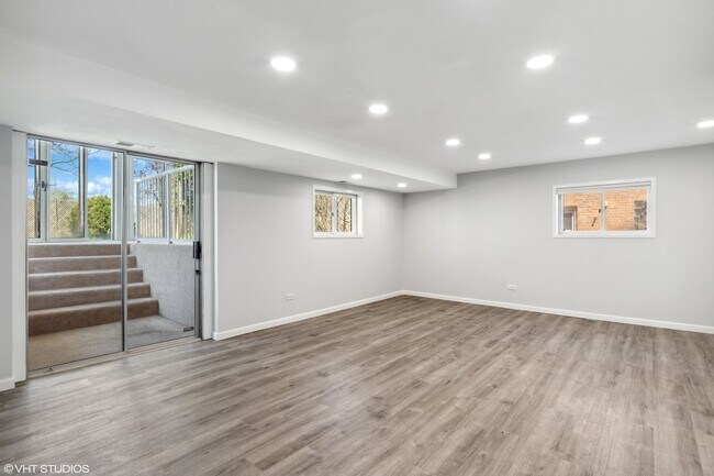 Building Photo - 8952 Oak Park Ave