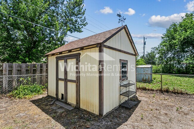 Building Photo - 4 bedroom 2 bathroom