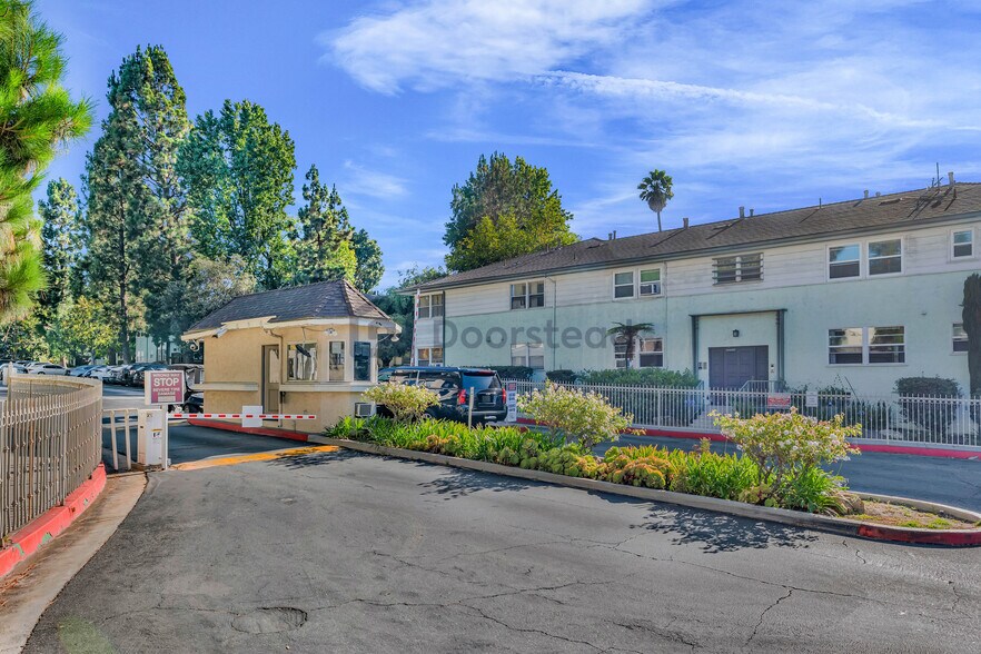 Building Photo - 5835 Bowcroft St