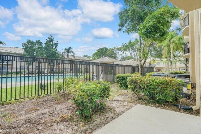 Building Photo - 1700 Crestwood Ct S