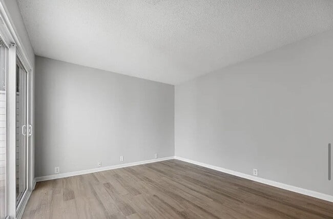 Building Photo - Welcome to this charming 2-bedroom, 1.5-ba...