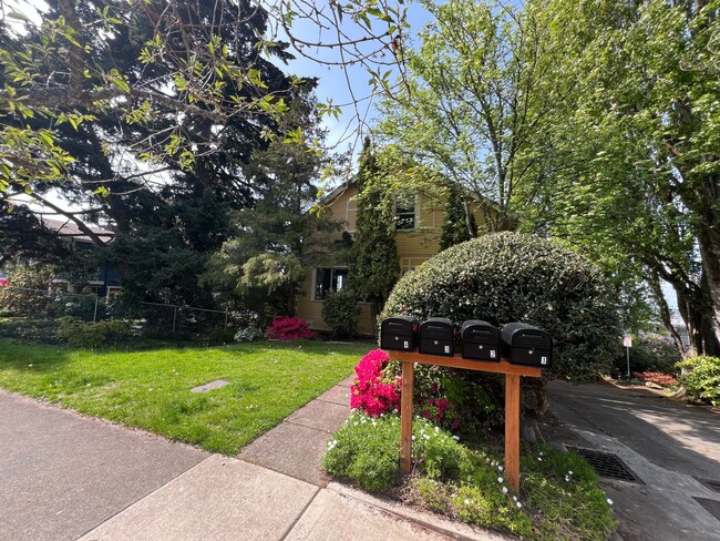 Building Photo - Studio apartment near WWU!