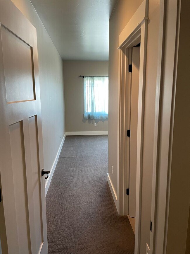 Building Photo - 2689 Blackbird Dr