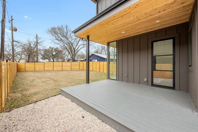 Building Photo - 1409 Valleyridge Dr