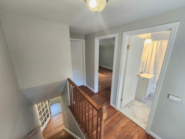 Building Photo - Spacious 4bd apt | Laundry hooks ups | Off street parking
