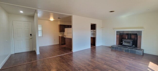 Building Photo - South Redding Cutie Near Westwood Village ...