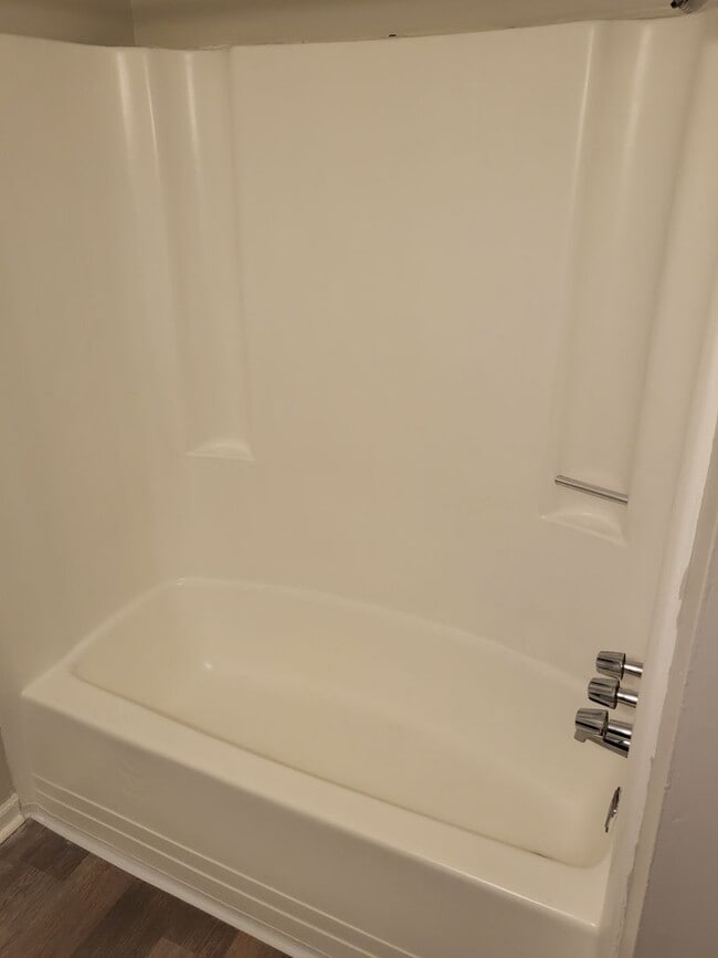 Building Photo - 3 bdroom 1.5 bath off Tobacco Rd