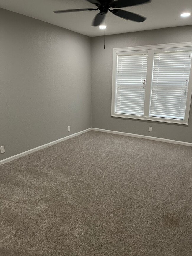 Building Photo - 2 bedrooms and 1.5 bathrooms