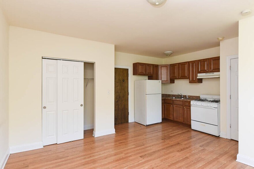 Building Photo - 2600 N Kimball Ave