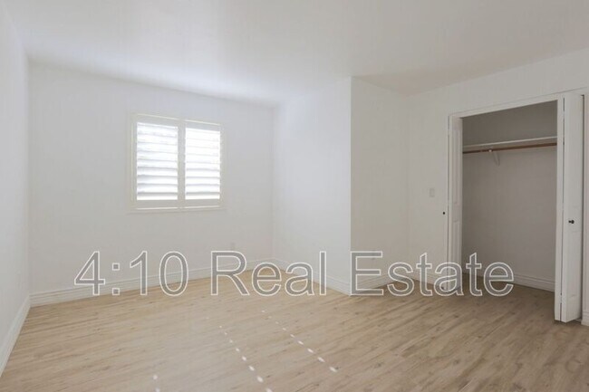 Building Photo - 951 E Leeward Ln
