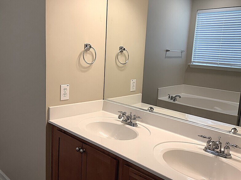 Building Photo - 8029 Hyannis Ct