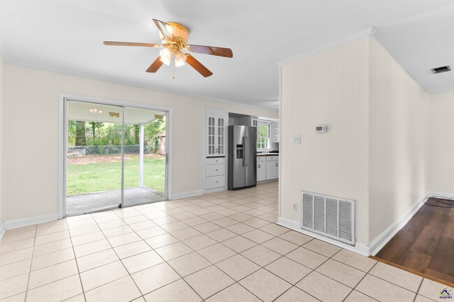 Building Photo - 846 S Forest Lake Dr