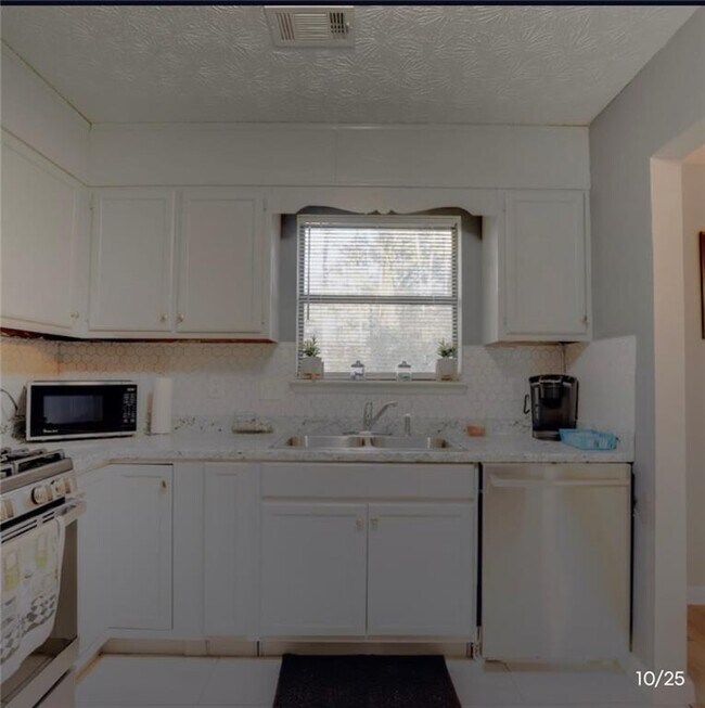 Building Photo - 3468 Deer Trce