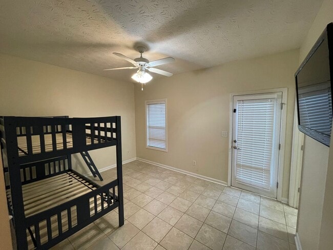 Building Photo - 4 bedrm, 3 bath, garage, pool, tennis cour...