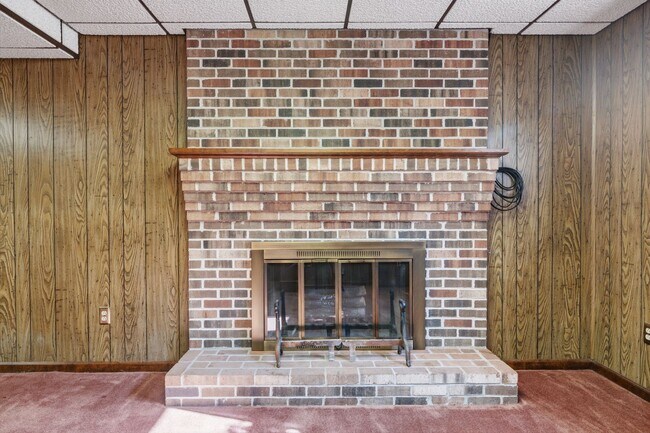 Building Photo - Spacious 5-Bedroom Home in Prestigious Blacksburg Country Club Estates