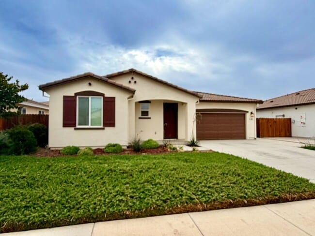 Building Photo - 2035 Greenbriar Dr