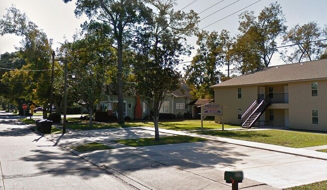 Building Photo - 815 E Russell Ave