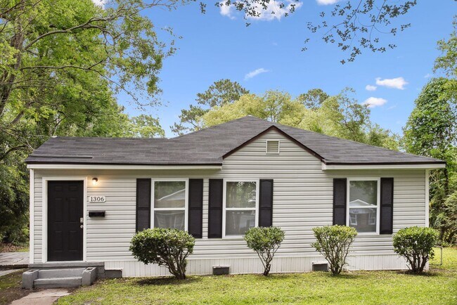 Building Photo - 3BR/2BA Downtown House Walking Distance to Forsyth Park and Daffin Park