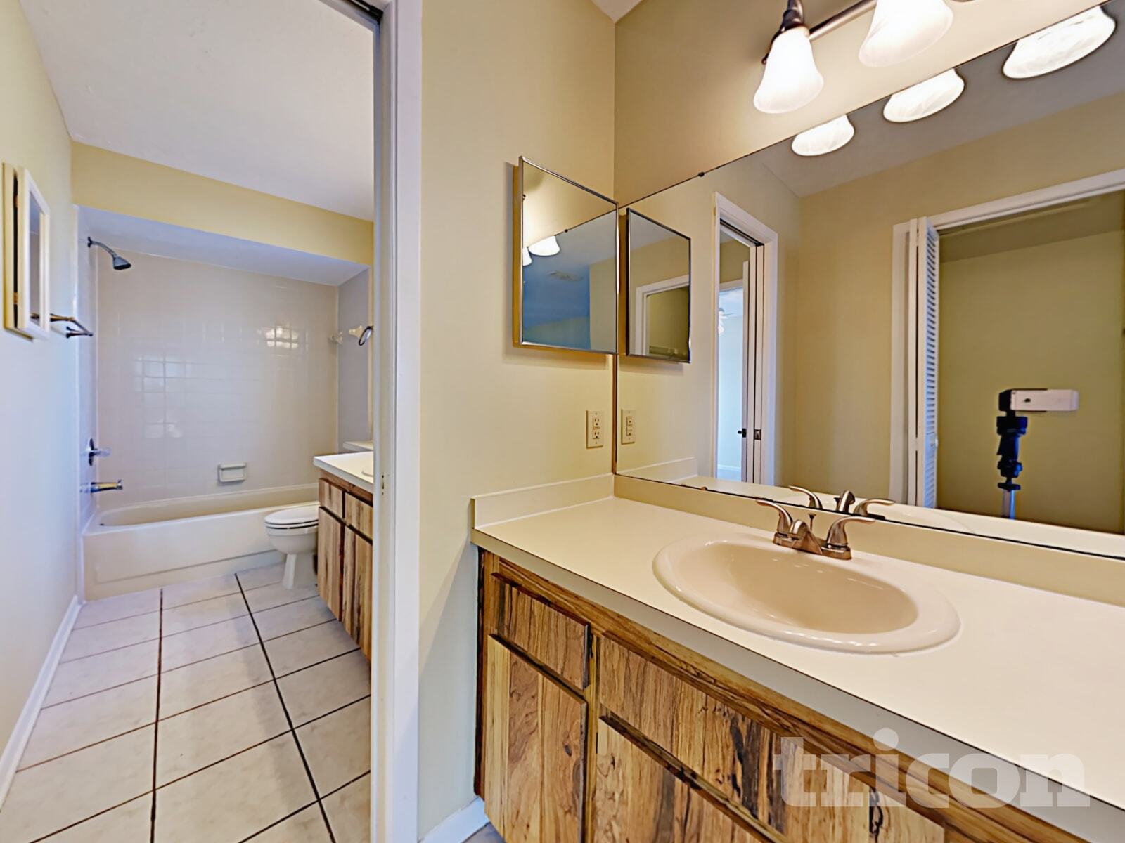 Building Photo - 610 Oakmoss Dr