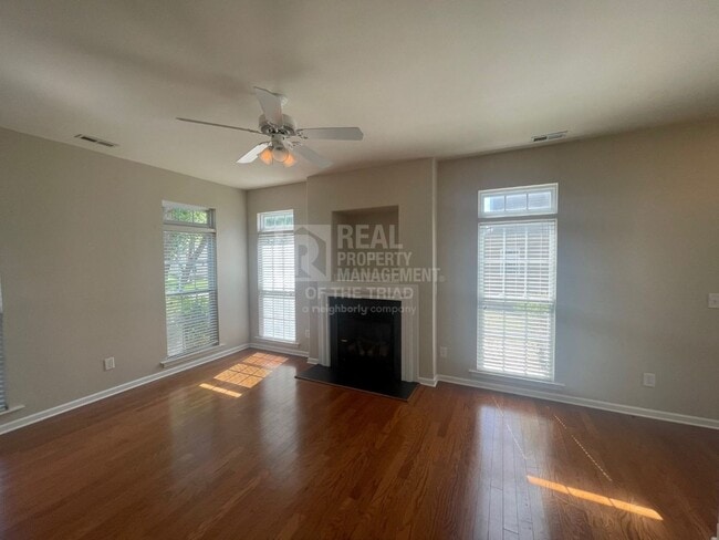 Building Photo - Amazing End Unit 3bd/2.5ba Townhome zoned ...