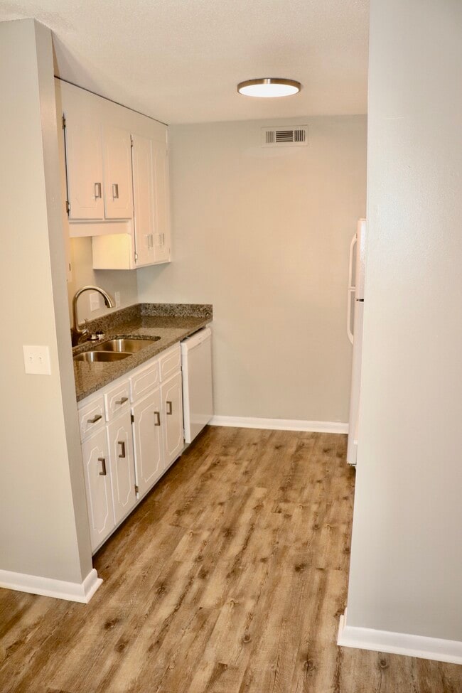 Building Photo - 300 Apache Dr