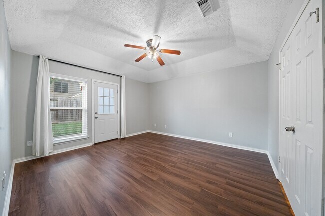 Building Photo - 18178 Holly Green Dr