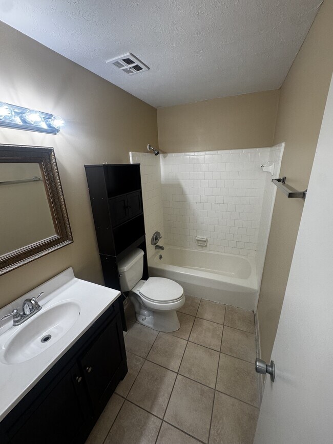 Building Photo - 127 Eaglewood Way