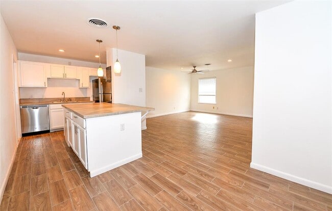 Building Photo - 7605 Carriage Dr