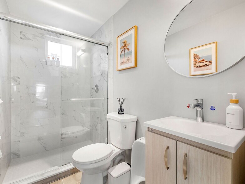 Building Photo - 168 School St