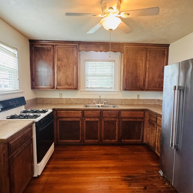 Building Photo - Spacious Single-Family Home in the Heart of Port Neches, TX