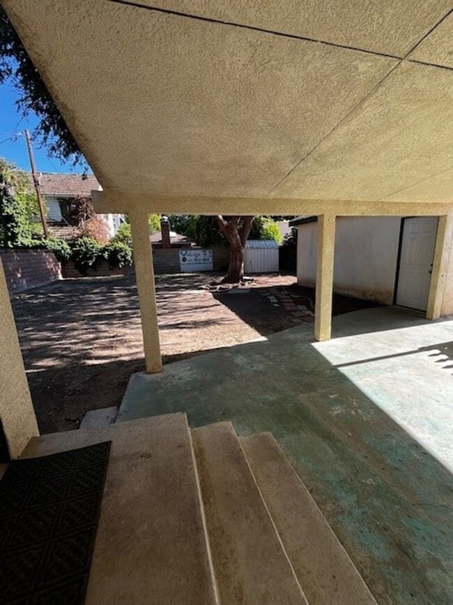 Building Photo - 2209 Chester Ln