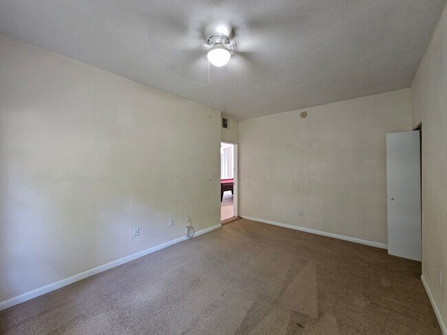 Building Photo - 6 Bedroom/3 Bath home in Black Acres