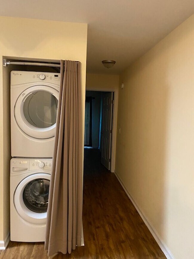 Building Photo - Colonial Circle