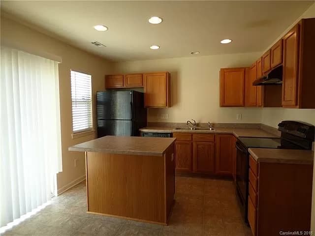 Building Photo - Room in Townhome on Derryrush Ave